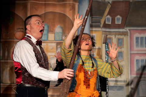 Di chli H&auml;x verzaubert einen Besen