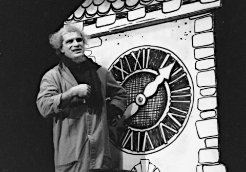 Herr Zifferli verstellt die Uhr